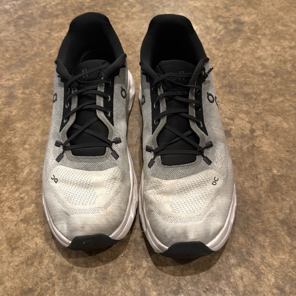 Used men’s oncloud size 11